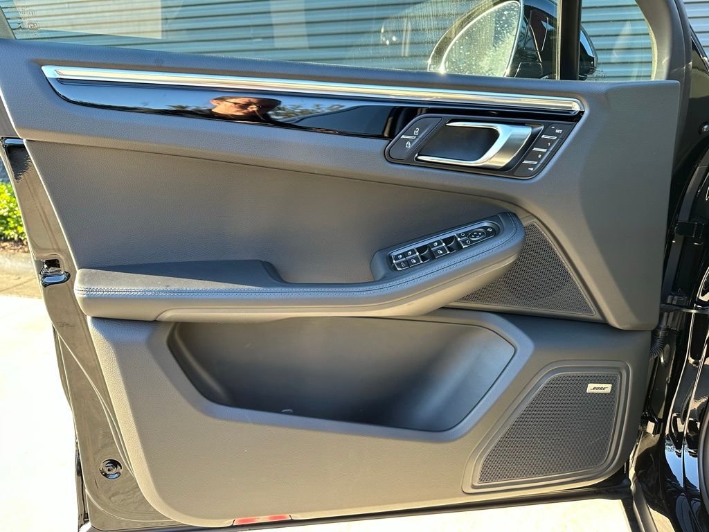 Thumbnail: 2026 Porsche Macan - 17