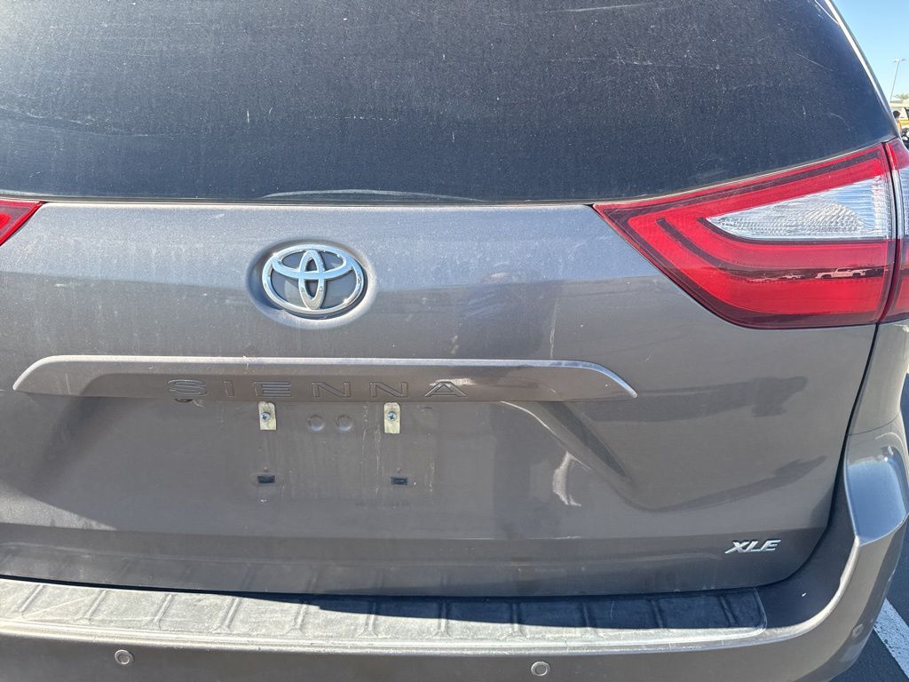 Thumbnail: 2016 Toyota Sienna - 5