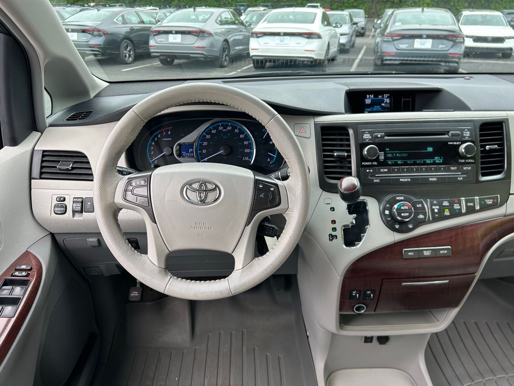 2014 Toyota Sienna XLE 13