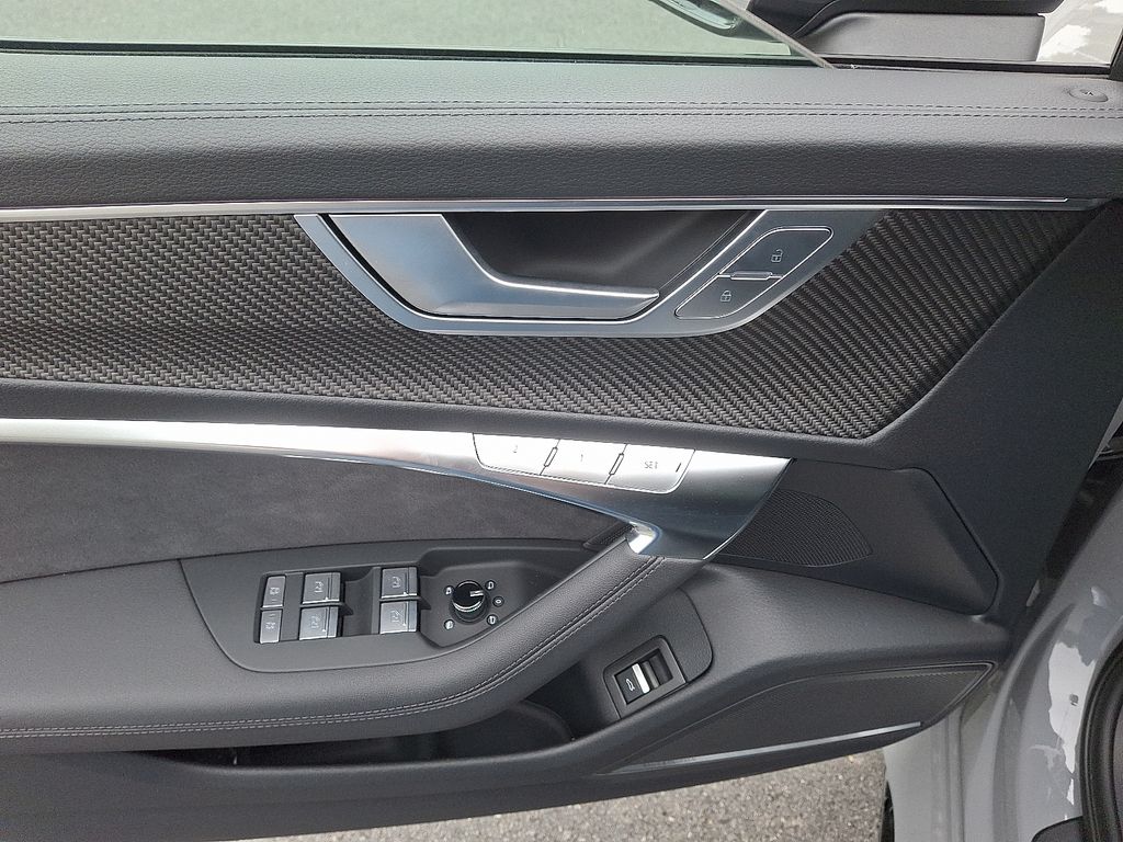 Thumbnail: 2025 Audi RS 6 - 9