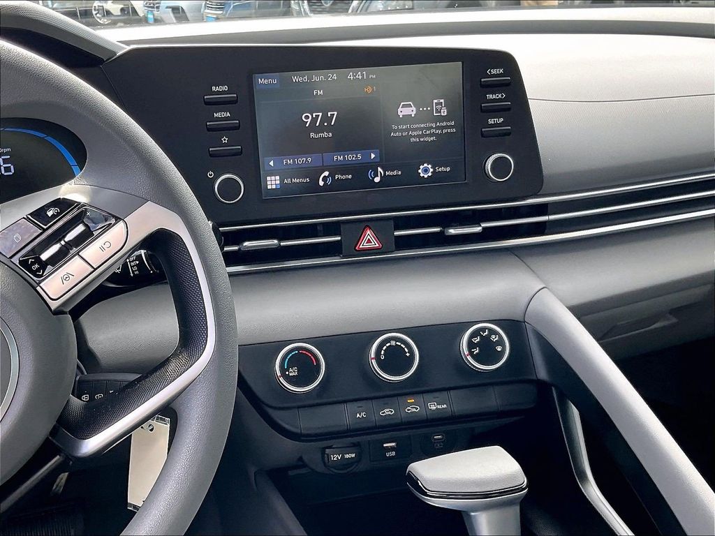 2025 Hyundai Elantra — photo 18
