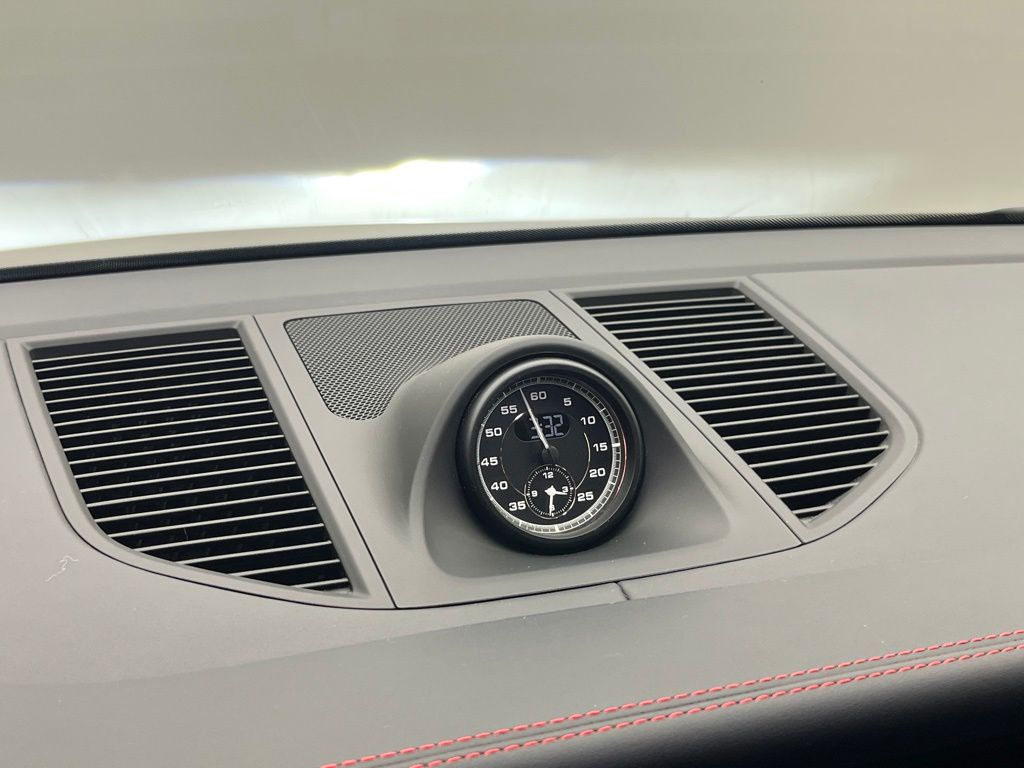 Thumbnail: 2023 Porsche Macan - 23