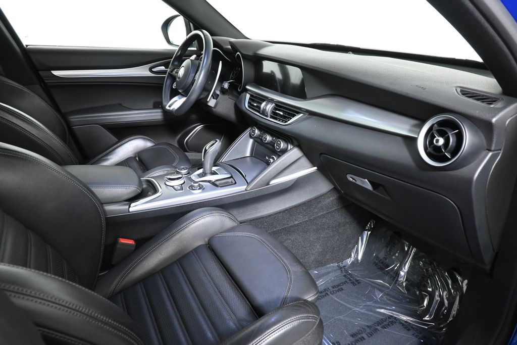 Thumbnail: 2022 Alfa Romeo Stelvio - 27