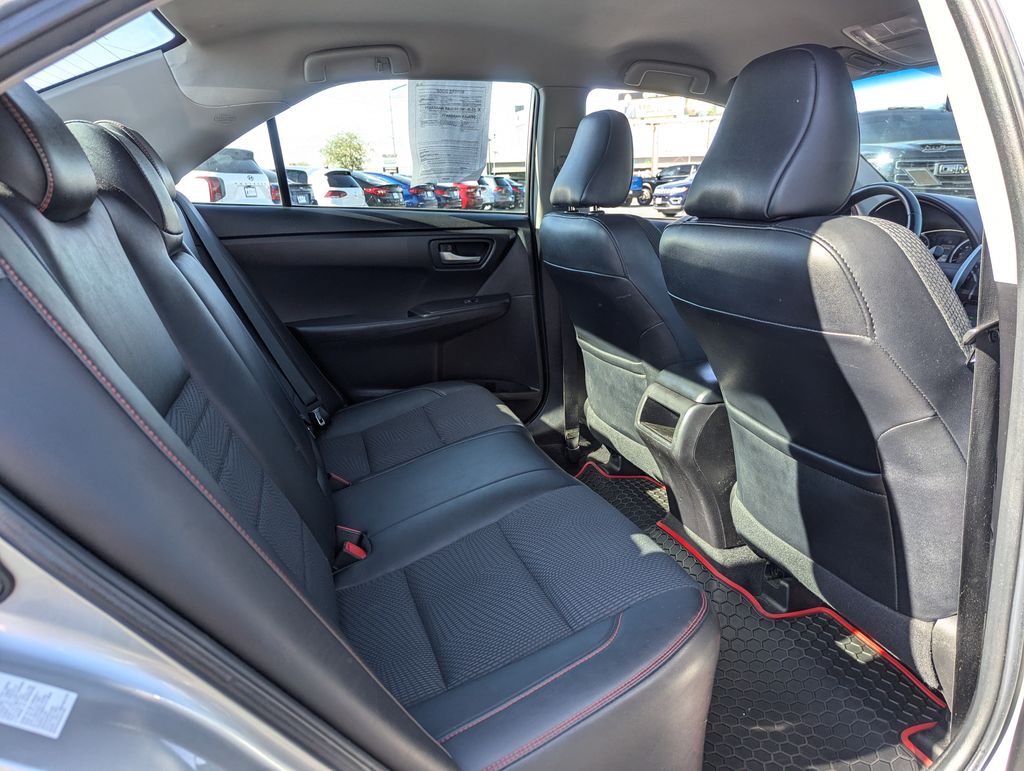 2016 Toyota Camry SE 33