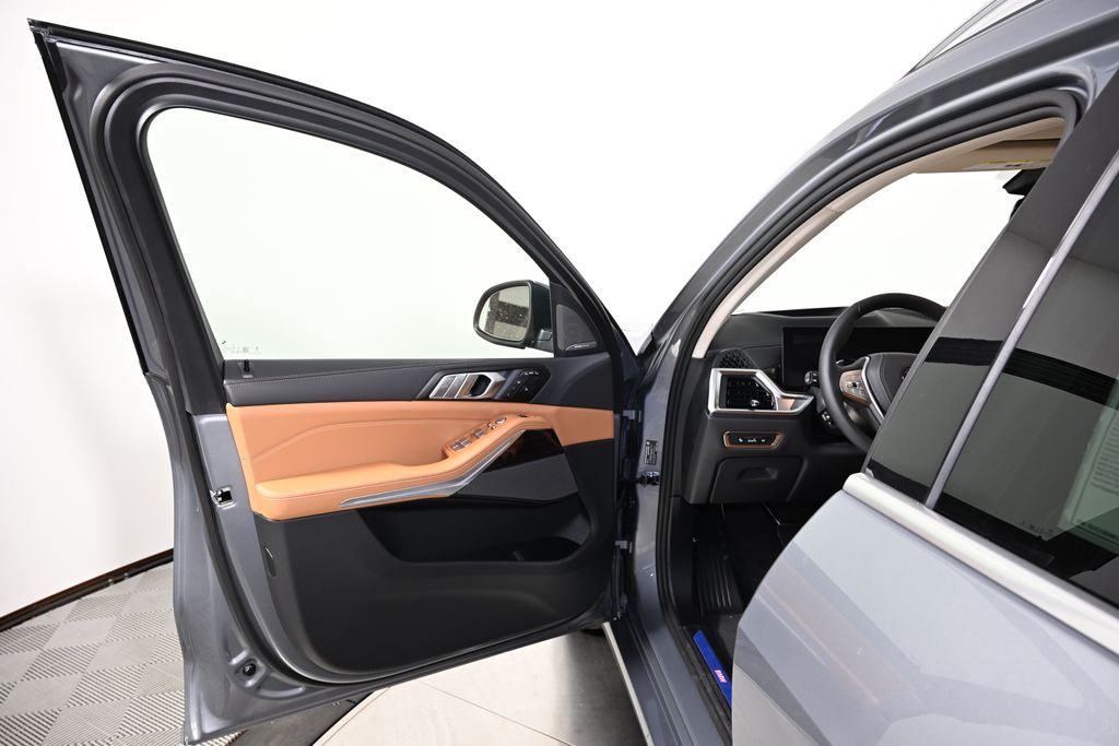 Thumbnail: 2026 BMW X7 - 21