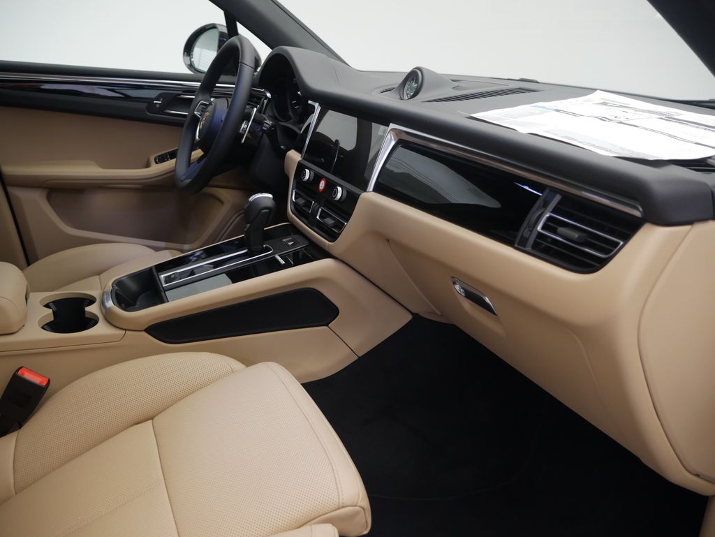 Thumbnail: 2026 Porsche Macan - 28