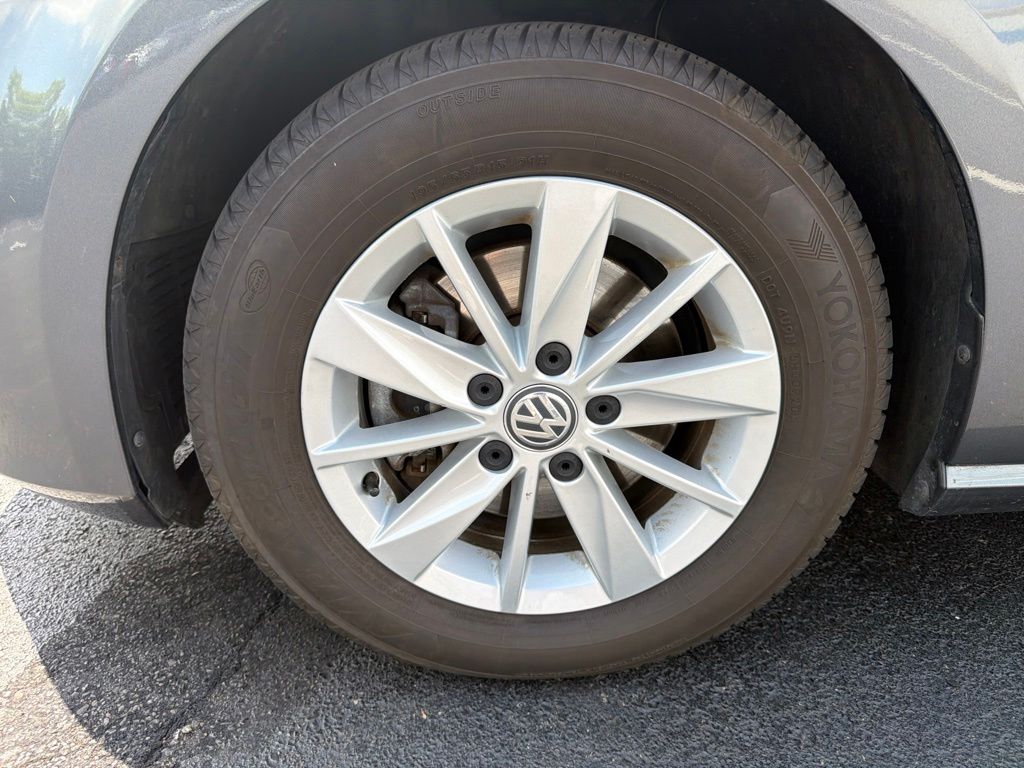 Thumbnail: 2015 Volkswagen Golf - 10