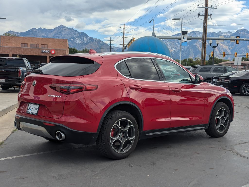 2018 Alfa Romeo Stelvio Base 4