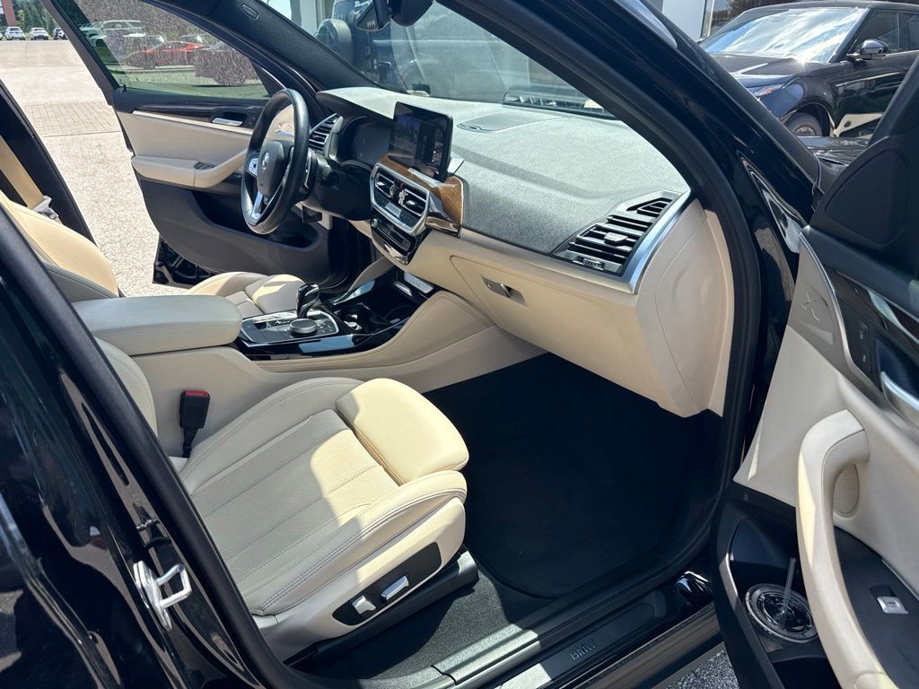 Used 2022 Black BMW xDrive30i image 19