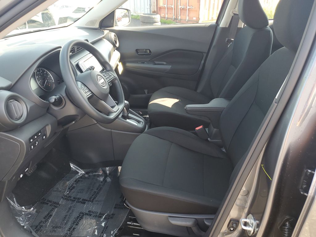 2025 Nissan Kicks Play S photo 3