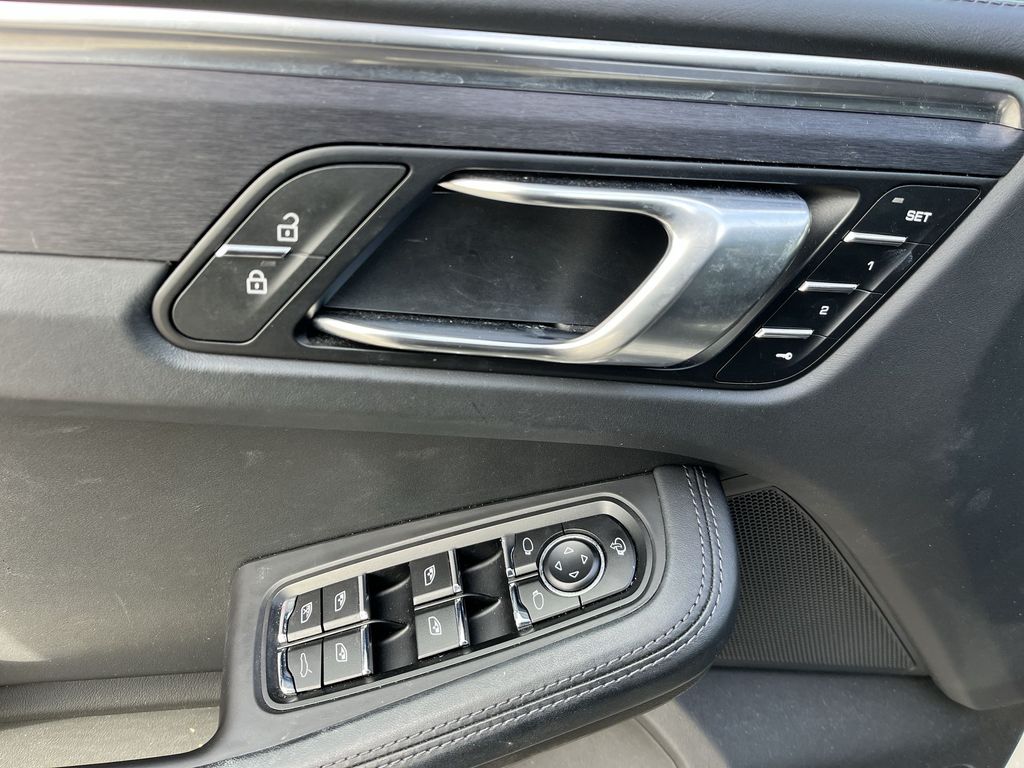 Thumbnail: 2023 Porsche Macan - 13