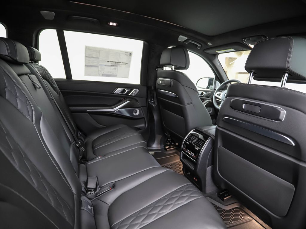 Thumbnail: 2027 BMW X7 - 32