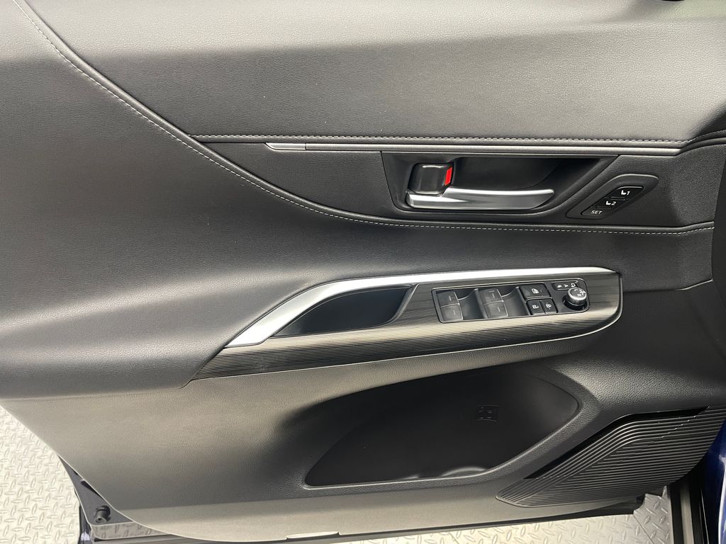2021 Toyota Venza XLE 9
