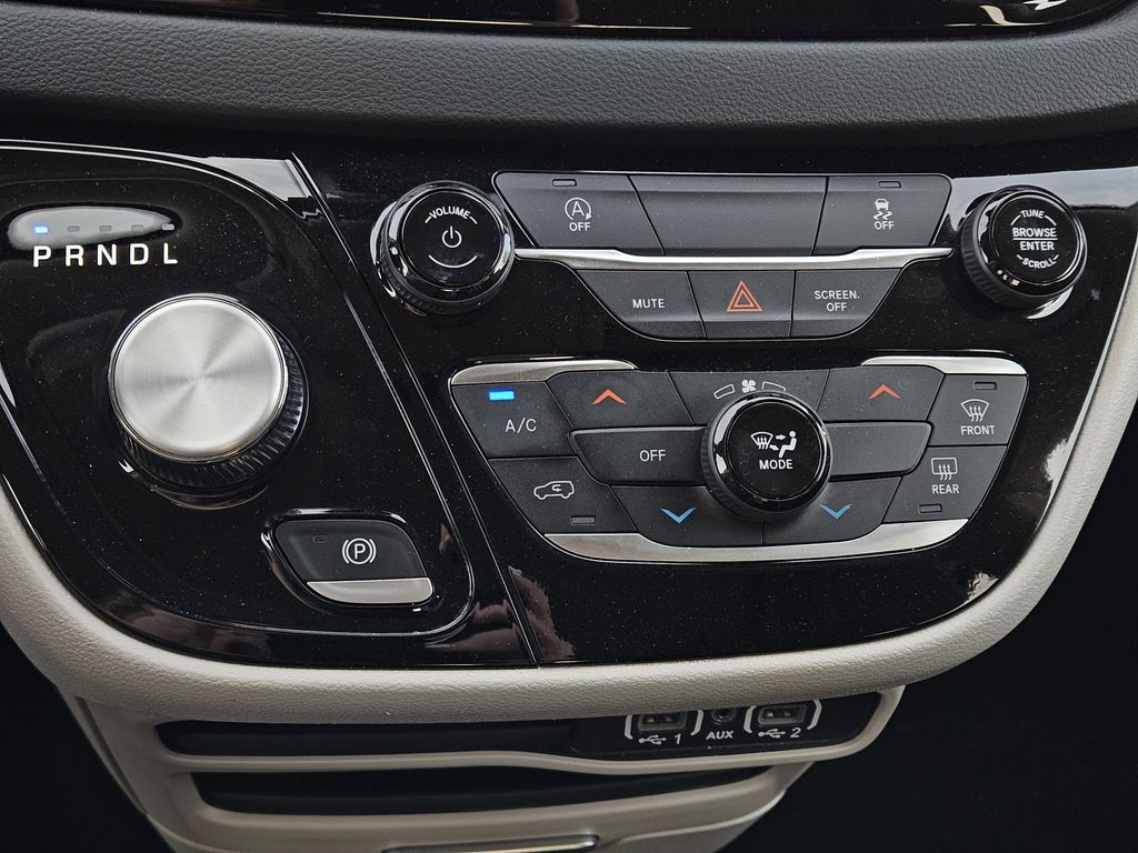 2023 Chrysler Voyager