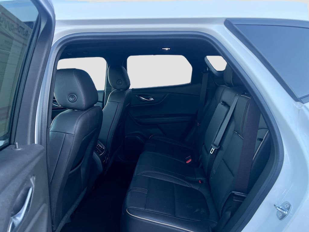 Used 2022 Iridescent Pearl Tricoat Chevrolet Premier image 25