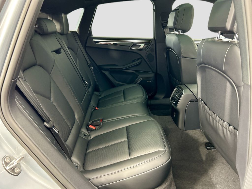 Thumbnail: 2026 Porsche Macan - 23