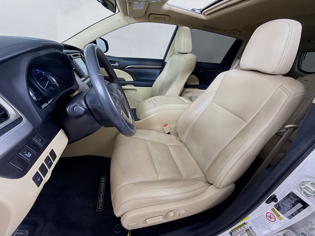 Thumbnail: 2014 Toyota Highlander - 22