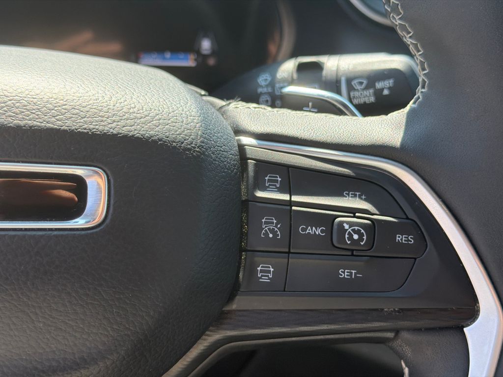 Used 2025 White Jeep Altitude image 25