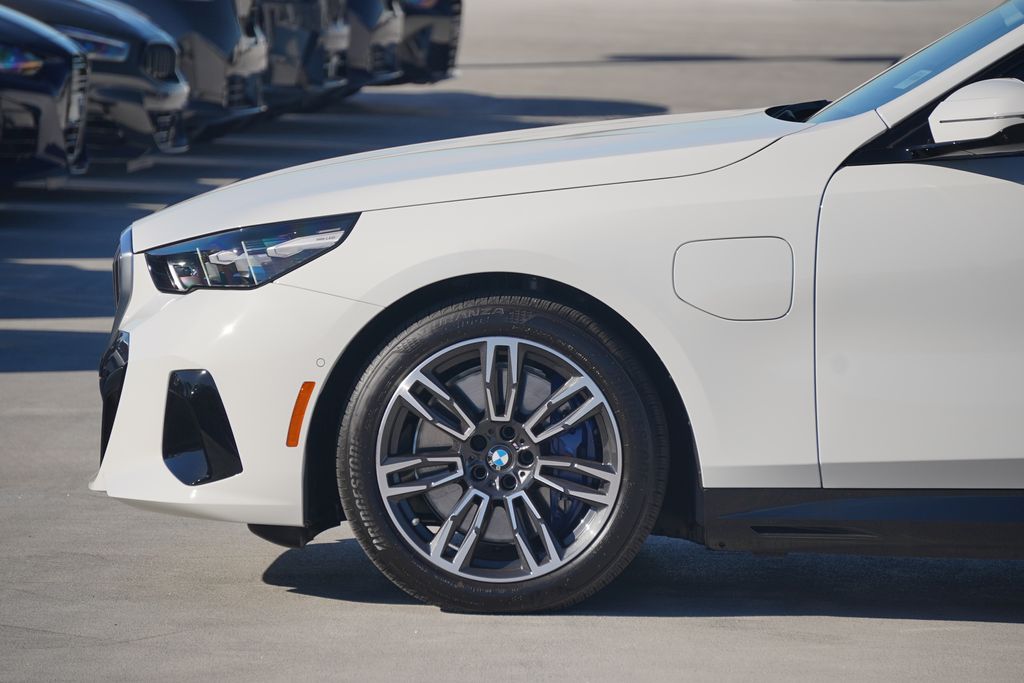 Thumbnail: 2026 BMW 5 Series - 5