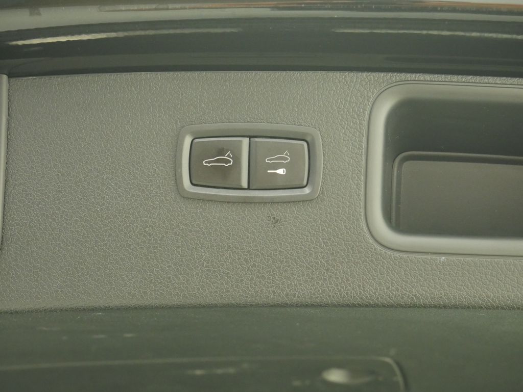 Thumbnail: 2023 Porsche Macan - 21