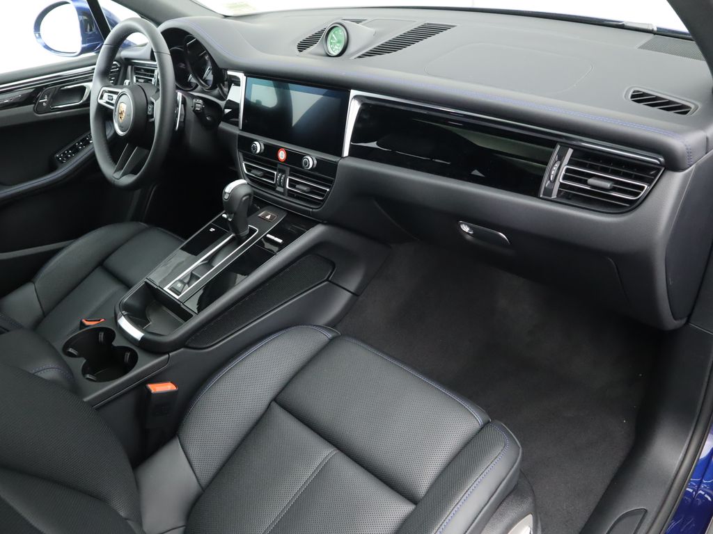 Thumbnail: 2025 Porsche Macan - 21