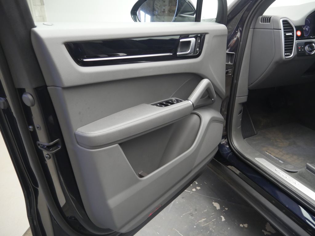 Thumbnail: 2023 Porsche Cayenne - 4