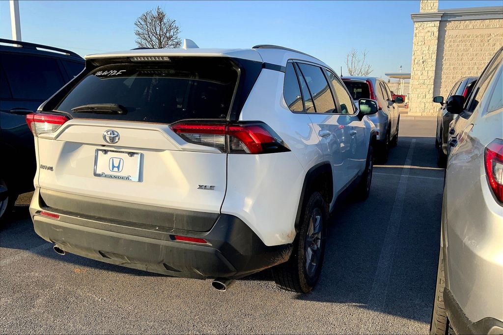 2023 Toyota RAV4 XLE 5