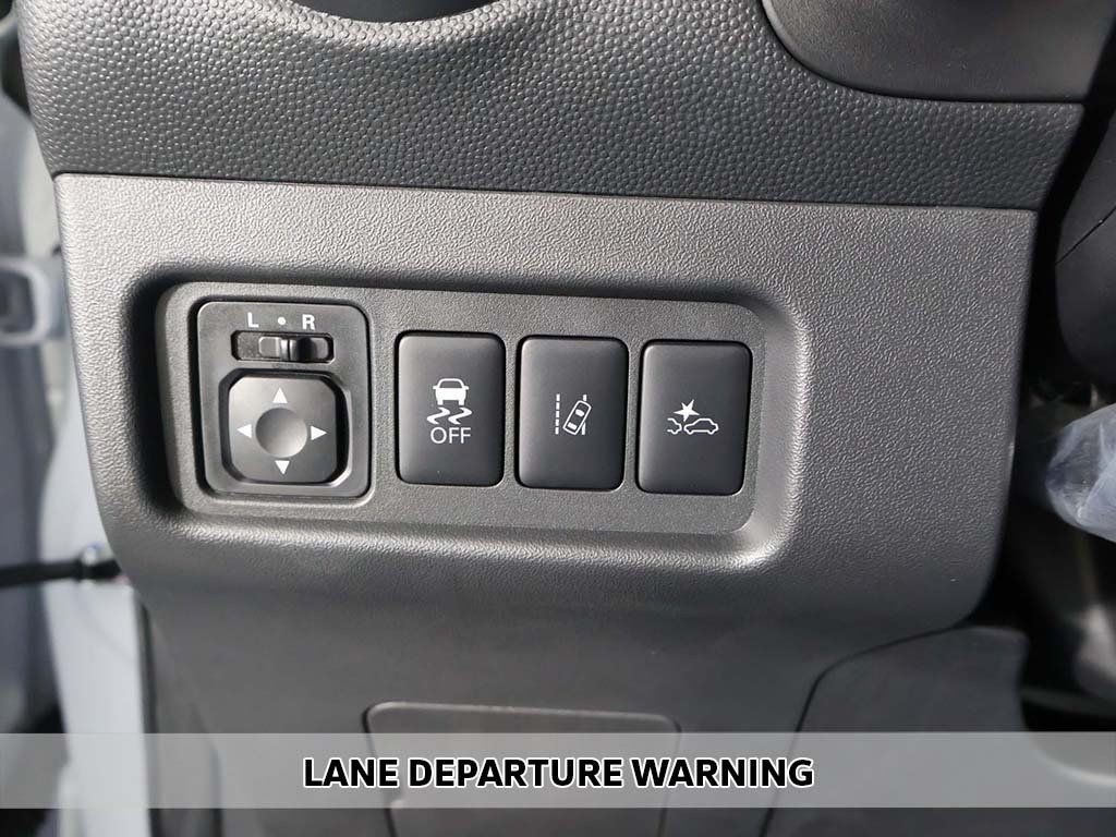 Used 2024 White Mitsubishi SE image 3