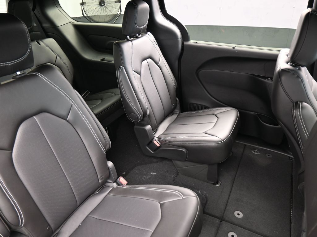 New 2026 Diamond Black Crystal Pearlcoat Chrysler Select image 41