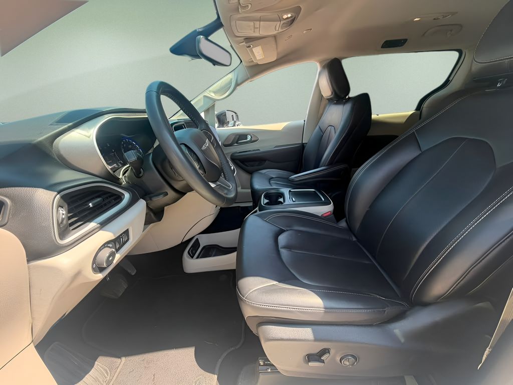 Used 2024 Chrysler Pacifica Van
