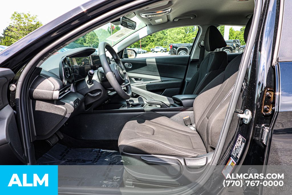 Used 2024 Black Hyundai SEL image 17