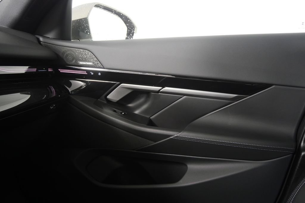 Thumbnail: 2025 BMW 5 Series - 28