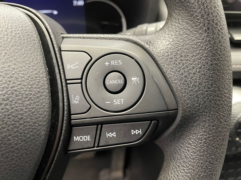 2023 Toyota RAV4 XLE 23