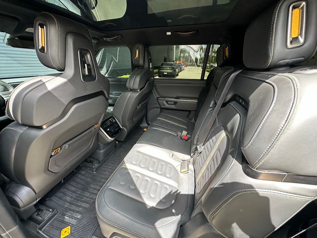 Thumbnail: 2025 Rivian R1S - 28