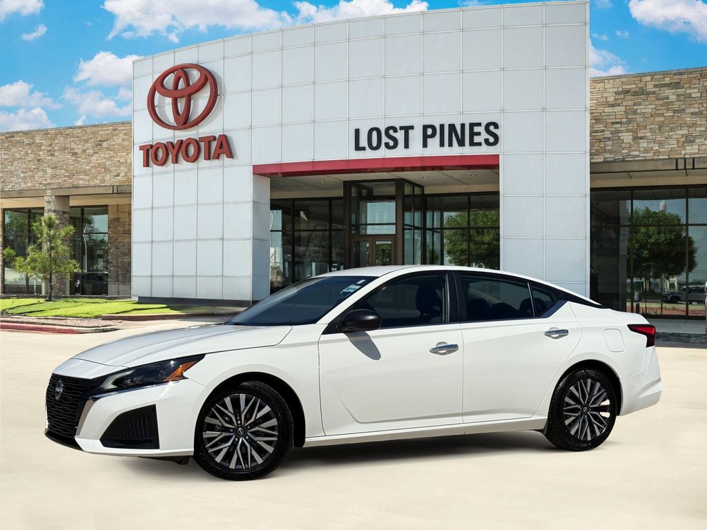 Glacier White 2025 Nissan Altima Sedan Front-Wheel Drive Continuously Variable Transmission