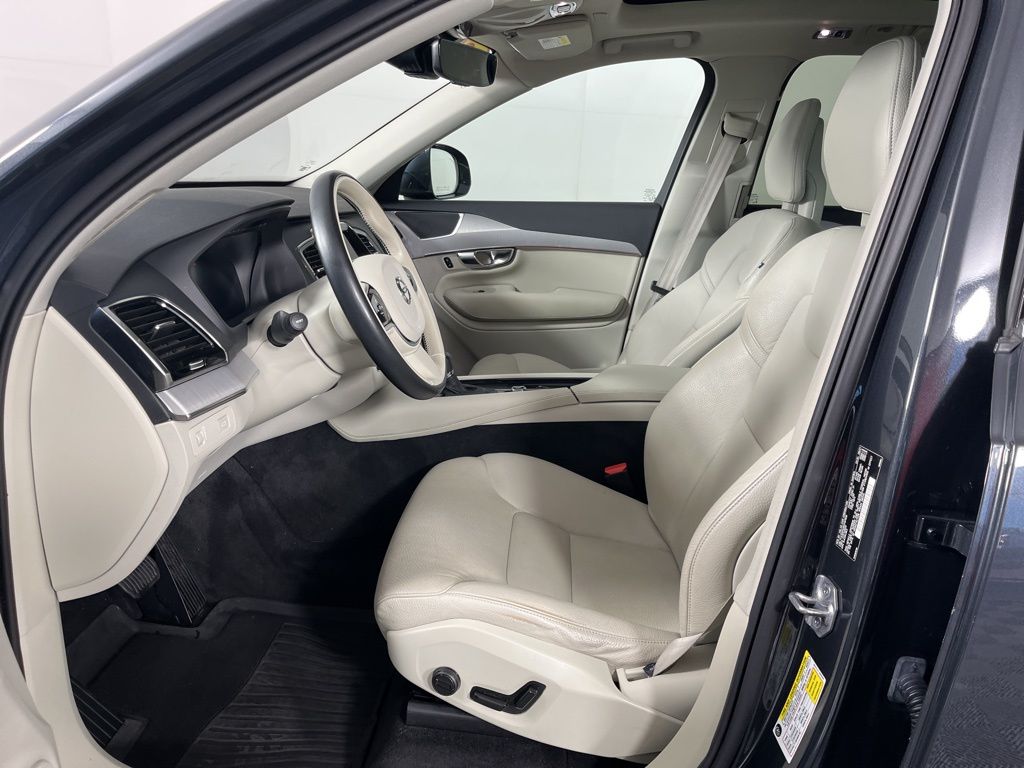 Thumbnail: 2022 Volvo XC90 - 25