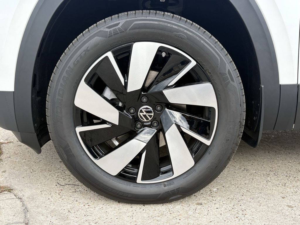 New 2026 Opal Black Volkswagen 2.0T SE w/Technology image 9