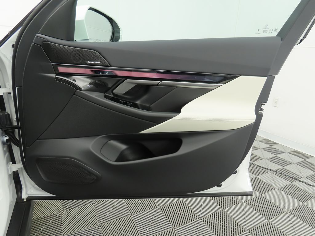 Thumbnail: 2026 BMW i5 - 26