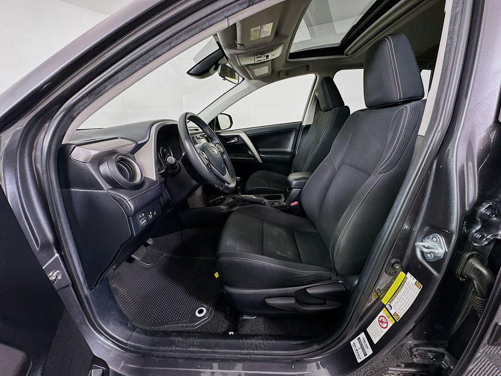 Thumbnail: 2018 Toyota RAV4 - 20