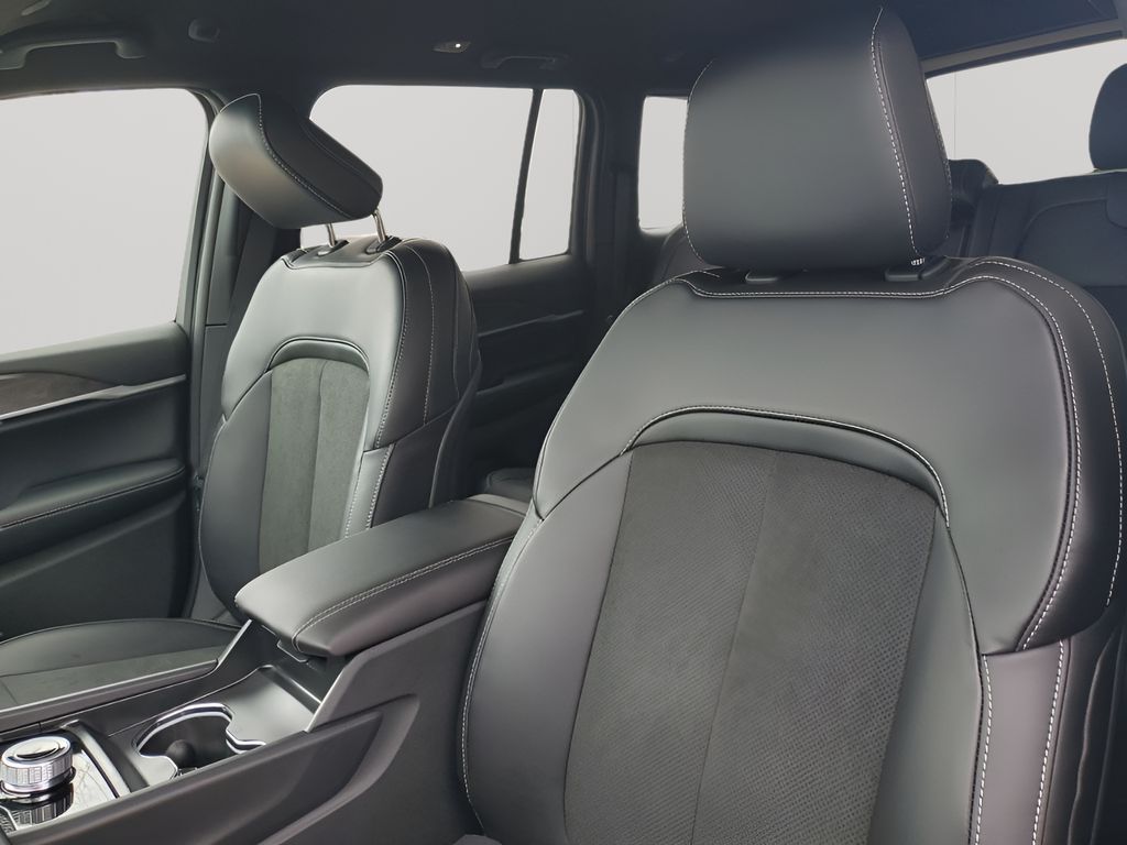 New 2026 White/off-white Jeep Laredo image 30