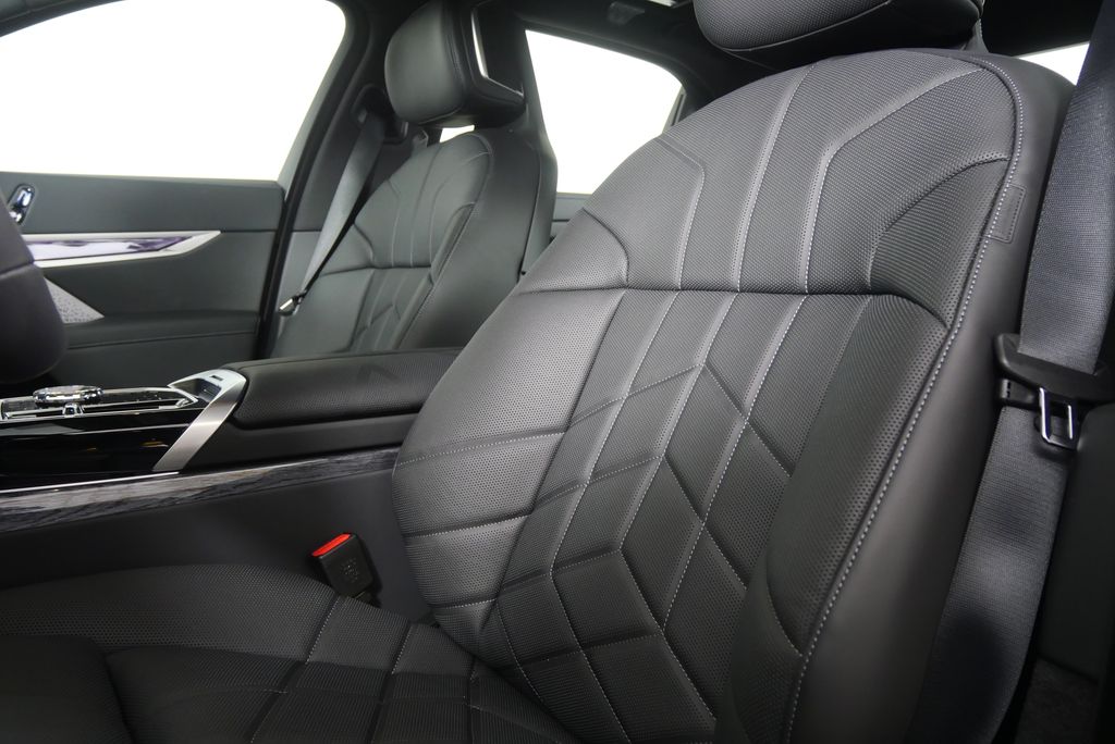 Thumbnail: 2026 BMW 7 Series - 10