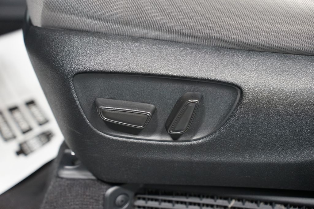 Thumbnail: 2024 Toyota Sienna - 32