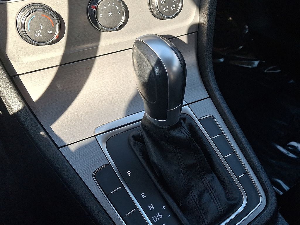 Thumbnail: 2015 Volkswagen Golf - 14