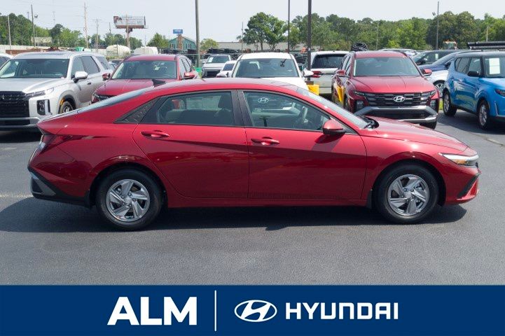 2025 Hyundai Elantra SE photo 4