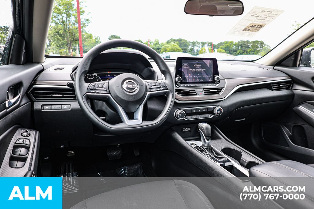 Used 2025 Black Nissan 2.5 SV image 27
