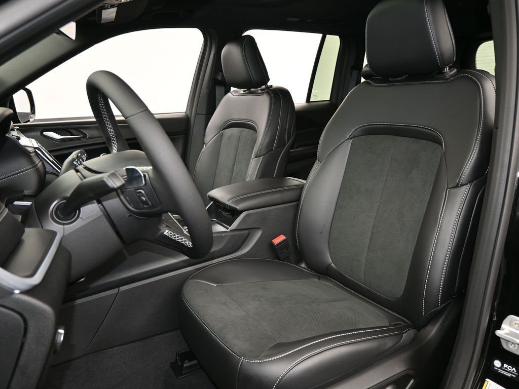 New 2025 Diamond Black Crystal Pearlcoat Jeep Laredo image 10
