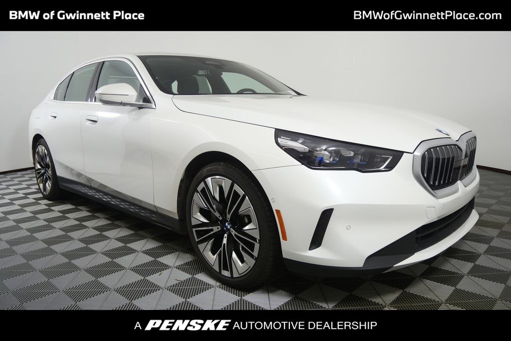 Mineral White Metallic 2025 BMW 5 Series 530i RWD Sedan Rear-Wheel Drive 8-Speed Automatic