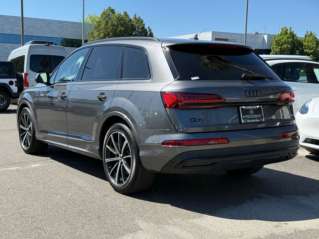 View vehicle photo 7