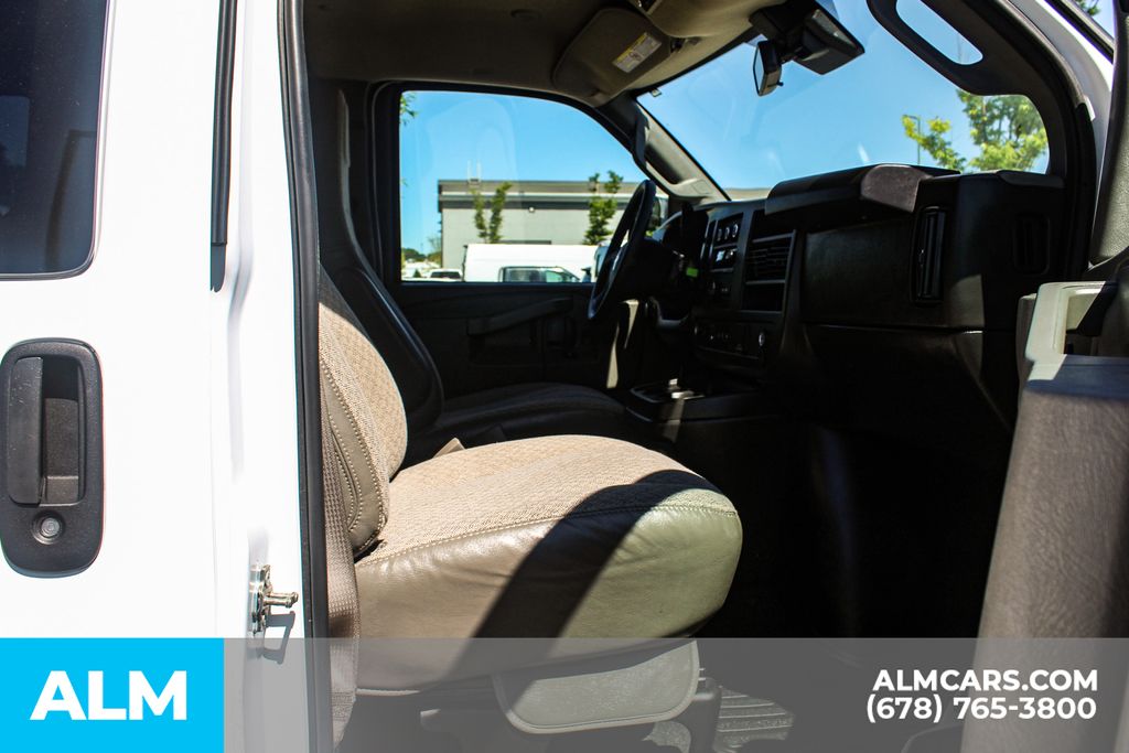Used 2025 White Chevrolet LT image 18
