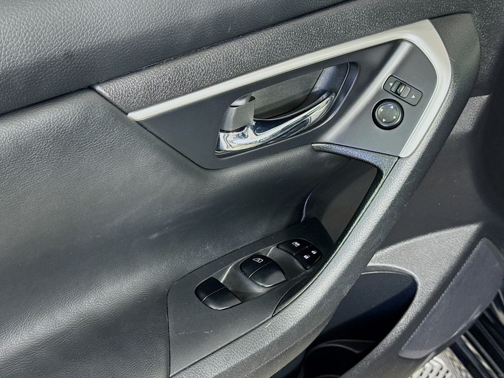 Thumbnail: 2017 Nissan Altima - 17